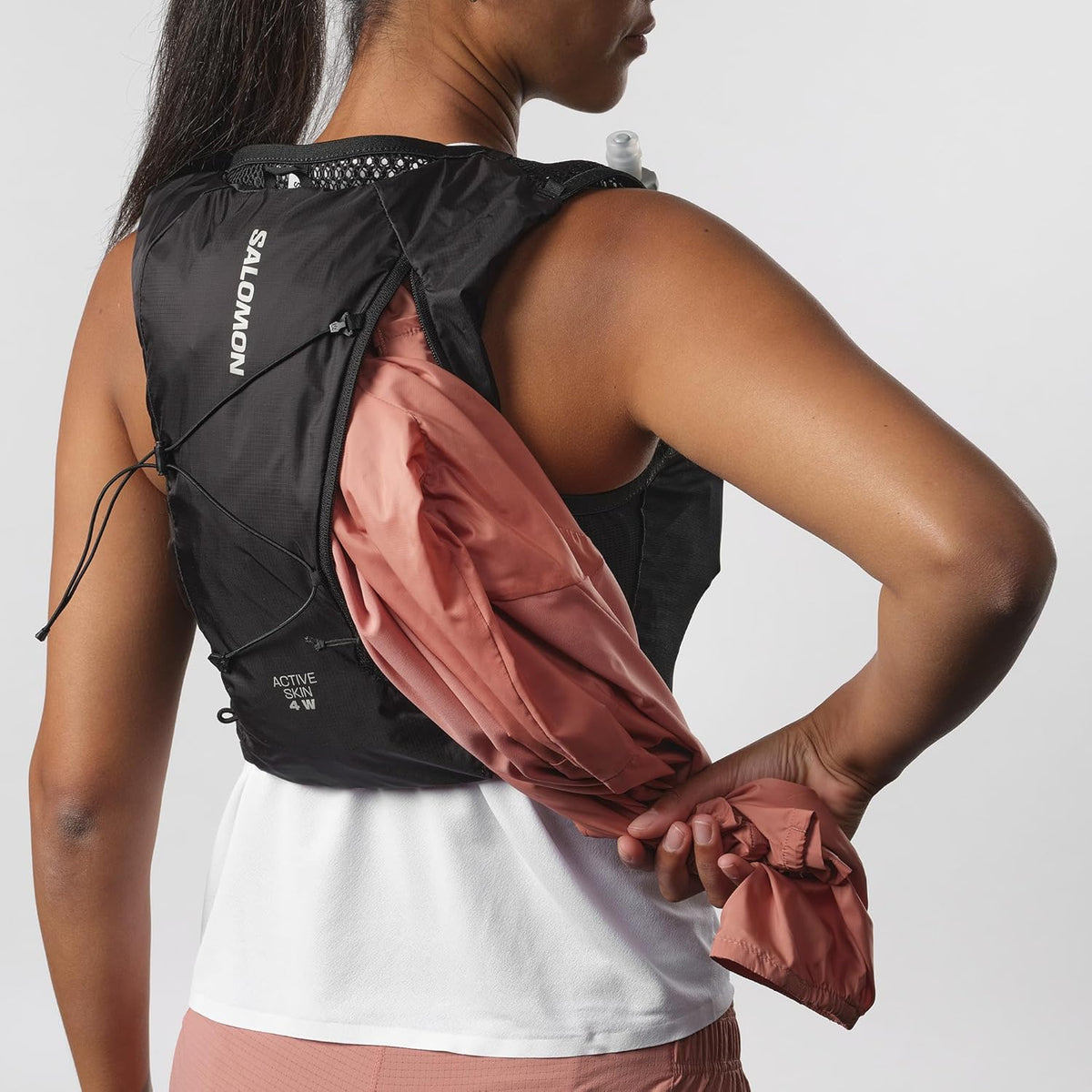 Chaleco de hidratación Salomon Active Skin 4 Mujer Negro, detalle de las correas de sujeción