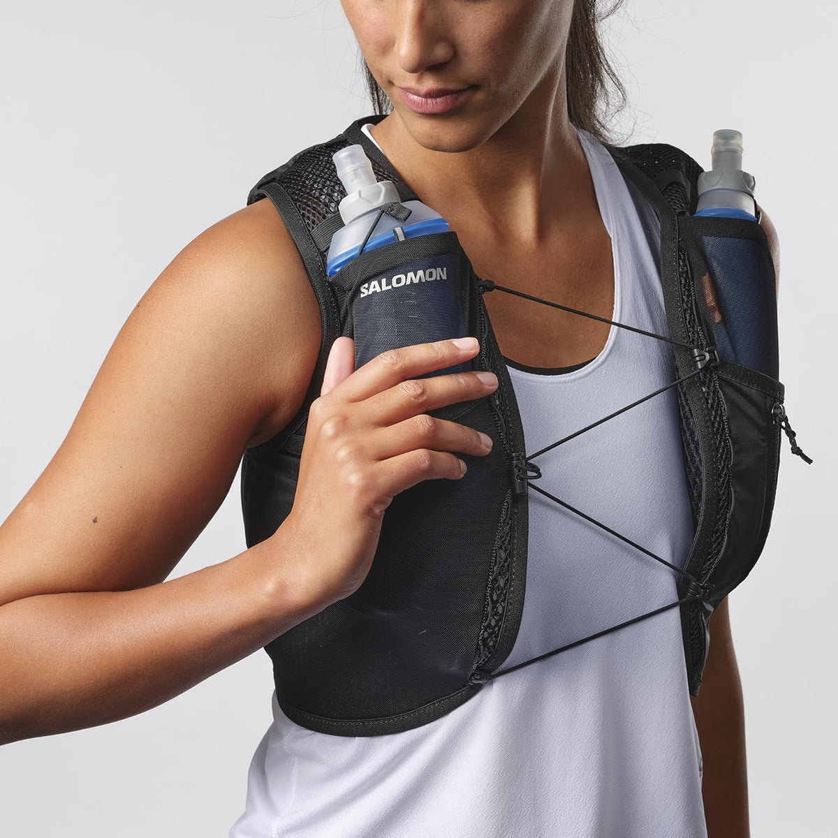 Chaleco de hidratación Salomon Active Skin 4 Mujer Negro, detalle del sistema de ajuste