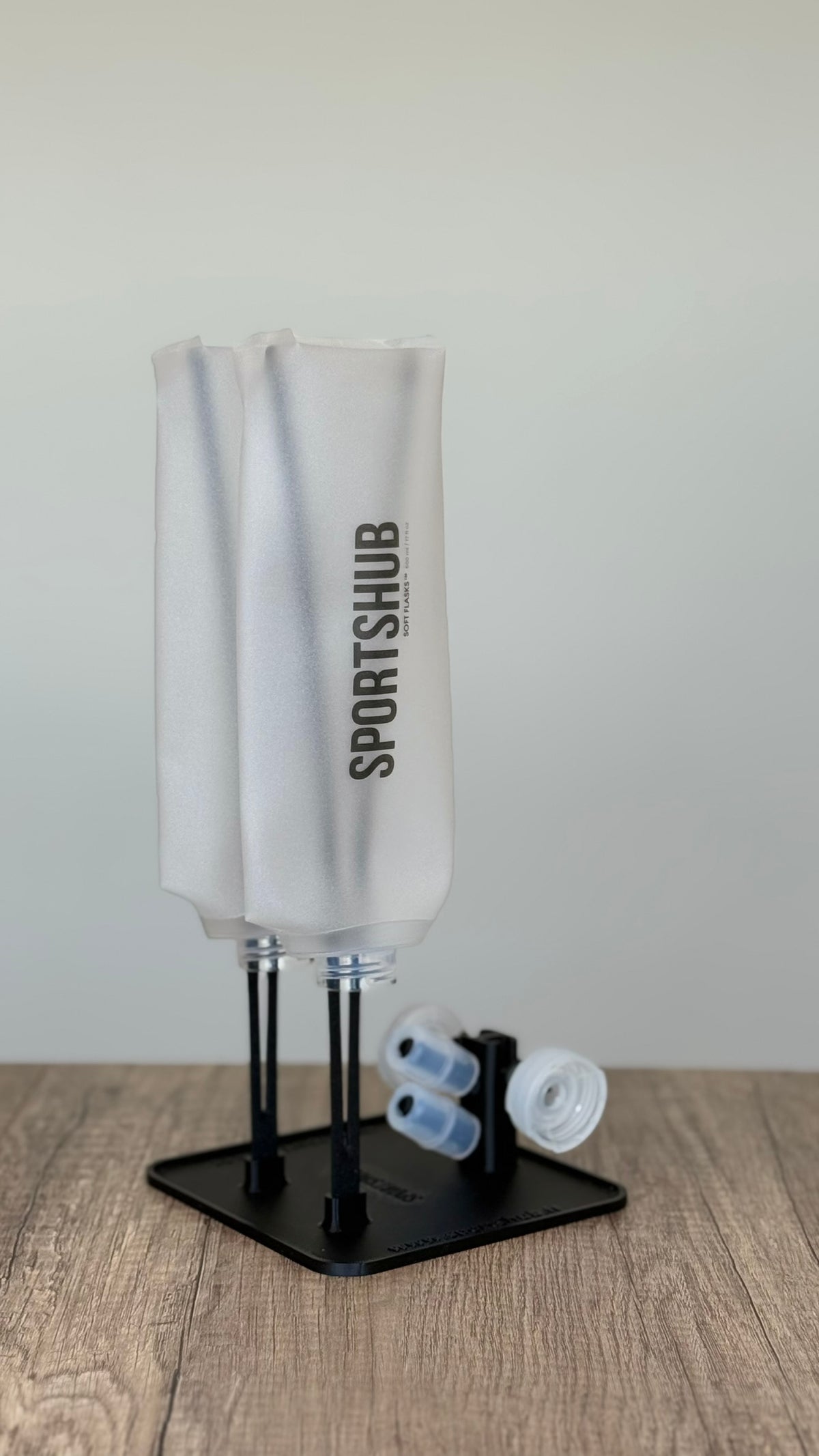 Soft flasks colocadas en el soporte SportsHub para favorecer el secado