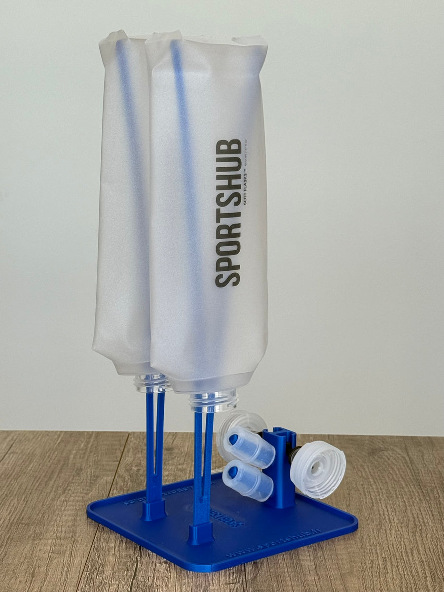 Soporte de secado SportsHub Azul, con soft flasks colocadas para secar