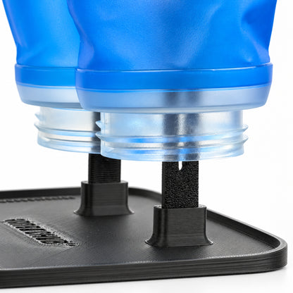 Detalle de las aberturas de 42 mm de los soft flasks colocadas en el soporte de secado